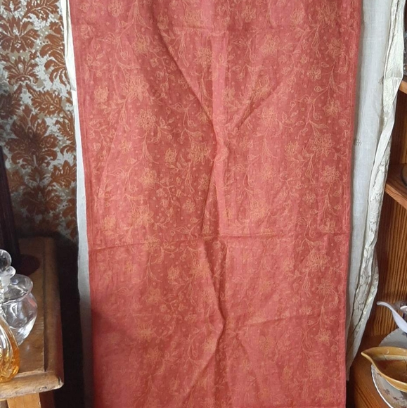 Maison Strauss Linen Table Runner - Picture 2 of 4